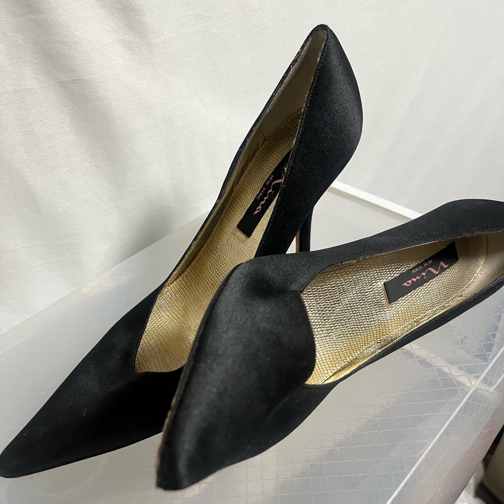 Black satin pointed toe heels with a 4.5" heel and 1" platform #heels #leather